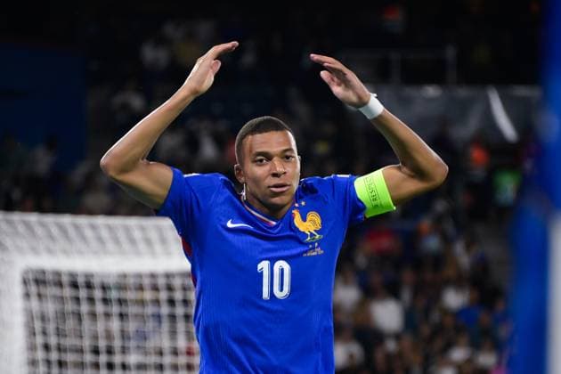 Kylian Mbappe ( 10 - France ) celebrates during the Nations League match between France and Italy at Parc des Princes on September 06, 2024 in Paris, France. ( Photo by federico pestellini panoramic ) - FOOTBALL : France vs Italie - Ligue des Nations - 06 09 2024 FedericoPestellini Panoramic 