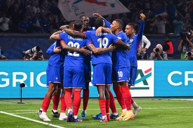 Bradley Barcola ( 20 - France ) celebrates with teammates during the Nations League match between France and Italy at Parc des Princes on September 06, 2024 in Paris, France. ( Photo by federico pestellini panoramic ) - FOOTBALL : France vs Italie - Ligue des Nations - 06 09 2024 FedericoPestellini Panoramic 