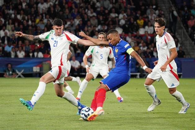 Kylian Mbappe of France France v Italy, UEFA Nations League, League A, Group 2, Football, Stade de France, Paris, France, UK, 06 Sep 2024 EDITORIAL USE ONLY No use with unauthorised audio, video, data, fixture lists, club league logos or live services. Online in-match use limited to 120 images, no video emulation. No use in betting, games or single club league player publications.  Copyright: xDavexWinter Shutterstockx 14700274aj