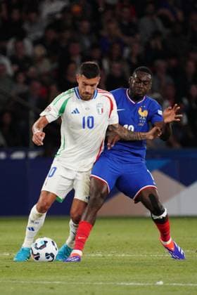 Lorenzo Pellegrini of Italy is tackled by Youssouf Fofana of France France v Italy, UEFA Nations League, League A, Group 2, Football, Stade de France, Paris, France, UK, 06 Sep 2024 EDITORIAL USE ONLY No use with unauthorised audio, video, data, fixture lists, club league logos or live services. Online in-match use limited to 120 images, no video emulation. No use in betting, games or single club league player publications.  Copyright: xDavexWinter Shutterstockx 14700274al