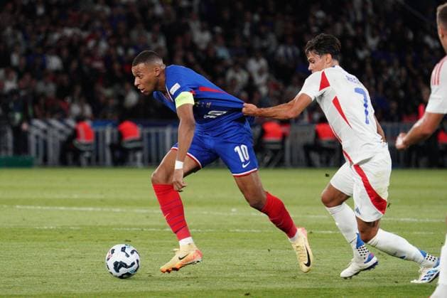 Kylian Mbappe of France is held back by Samuele Ricci of Italy France v Italy, UEFA Nations League, League A, Group 2, Football, Stade de France, Paris, France, UK, 06 Sep 2024 EDITORIAL USE ONLY No use with unauthorised audio, video, data, fixture lists, club league logos or live services. Online in-match use limited to 120 images, no video emulation. No use in betting, games or single club league player publications.  Copyright: xDavexWinter Shutterstockx 14700274an