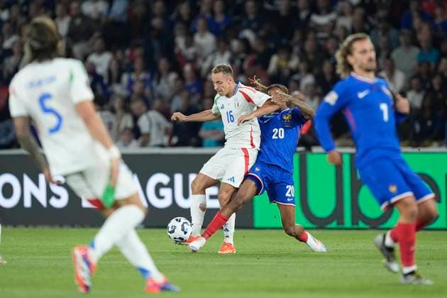 Davide Frattesi (Italy) and Bradley Barcola (France) battle for the ball, UEFA Nations League 2024 2025 League A - Group 2, France v Italy, Parc des Princes, September 6, 2024, Paris, France.