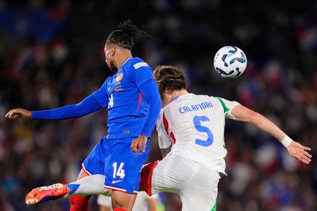 Riccardo Calafiori ( Italy) and Michael Olise (France) during the Uefa Nations League 24-25 soccer match between France and Italy (group B) at the Parc des Princes, Paris, France - September 6, 2024. - Soccer .  Copyright: xFabioxFerrari LaPressex