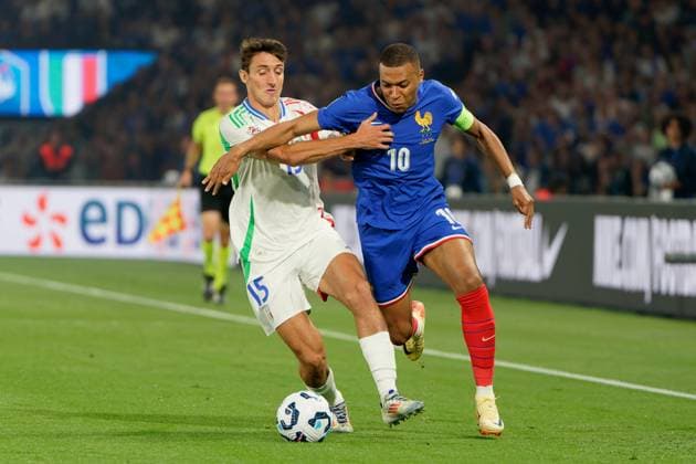 Kylian Mbappe of France in action against Andrea Cambiaso of Italy during France vs Italy, Football UEFA Nations Leage match in Paris, France, September 06 2024  Copyright: xEmmanuelexMastrodonato IPAxSportx xx IPA_49410832 IPA_Agency_IPA49410832