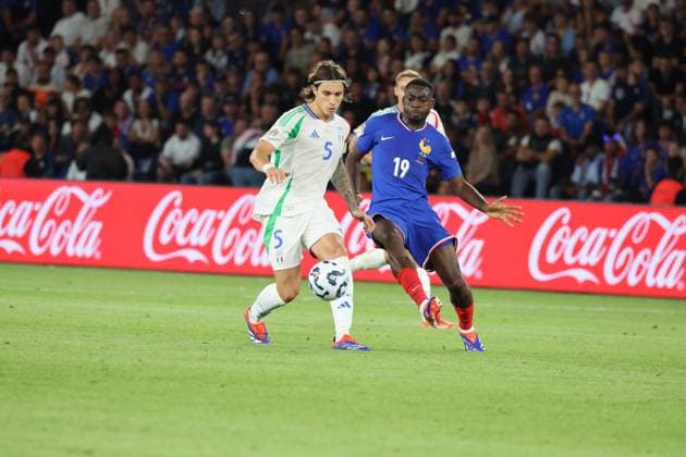 National League Football Match France - Italy 2024 25 During the first match of National League 06 09 2024 Football match between France vs Italy at the Parc des Princes stadium in Paris In picture Riccardo Calafiori(Italy) Youssouf Fofana (France) PARIGI Stadio dei Principi Parigi Francia Copyright: xFABIOxSASSOxFabioxSassox 0A4A4451