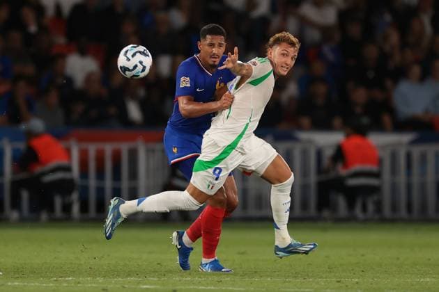 Paris, France, 6th September 2024. William Saliba of France tussles with Mateo Retegui of Italy during the UEFA Nations League match at Le Parc des Princes, Paris. Picture credit should read: Jonathan Moscrop Sportimage EDITORIAL USE ONLY. No use with unauthorised audio, video, data, fixture lists, club league logos or live services. Online in-match use limited to 120 images, no video emulation. No use in betting, games or single club league player publications. SPI-3291-0001