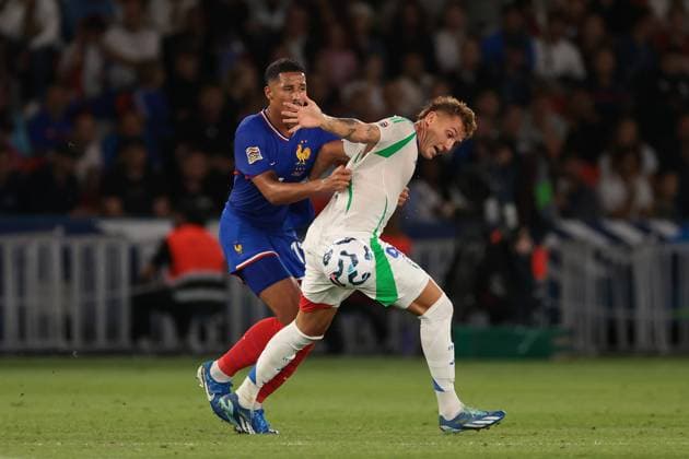Paris, France, 6th September 2024. William Saliba of France tussles with Mateo Retegui of Italy during the UEFA Nations League match at Le Parc des Princes, Paris. Picture credit should read: Jonathan Moscrop Sportimage EDITORIAL USE ONLY. No use with unauthorised audio, video, data, fixture lists, club league logos or live services. Online in-match use limited to 120 images, no video emulation. No use in betting, games or single club league player publications. SPI-3291-0003