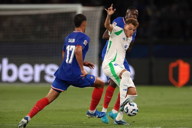 Paris, France, 6th September 2024. Mateo Retegui of Italy controls the ball under pressure from William Saliba and Ibrahima Konate of France during the UEFA Nations League match at Le Parc des Princes, Paris. Picture credit should read: Jonathan Moscrop Sportimage EDITORIAL USE ONLY. No use with unauthorised audio, video, data, fixture lists, club league logos or live services. Online in-match use limited to 120 images, no video emulation. No use in betting, games or single club league player publications. SPI-3291-0004