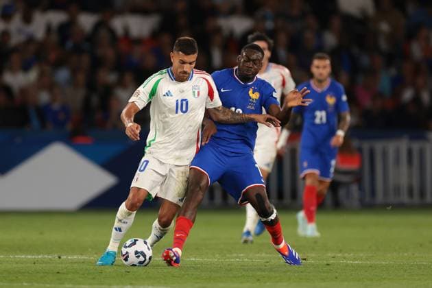 Paris, France, 6th September 2024. Youssouf Fofana of France challenges Lorenzo Pellegrini of Italy during the UEFA Nations League match at Le Parc des Princes, Paris. Picture credit should read: Jonathan Moscrop Sportimage EDITORIAL USE ONLY. No use with unauthorised audio, video, data, fixture lists, club league logos or live services. Online in-match use limited to 120 images, no video emulation. No use in betting, games or single club league player publications. SPI-3291-0010