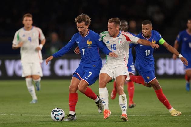 Paris, France, 6th September 2024. Kylian Mbappe of France looks on as Davide Frattesi of Italy challenges Antoine Griezmann of France during the UEFA Nations League match at Le Parc des Princes, Paris. Picture credit should read: Jonathan Moscrop Sportimage EDITORIAL USE ONLY. No use with unauthorised audio, video, data, fixture lists, club league logos or live services. Online in-match use limited to 120 images, no video emulation. No use in betting, games or single club league player publications. SPI-3291-0011