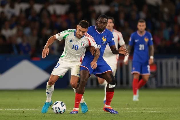 Paris, France, 6th September 2024. Youssouf Fofana of France challenges Lorenzo Pellegrini of Italy during the UEFA Nations League match at Le Parc des Princes, Paris. Picture credit should read: Jonathan Moscrop Sportimage EDITORIAL USE ONLY. No use with unauthorised audio, video, data, fixture lists, club league logos or live services. Online in-match use limited to 120 images, no video emulation. No use in betting, games or single club league player publications. SPI-3291-0014