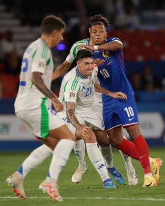 Paris, France, 6th September 2024. Alessandro Bastoni of Italy clashes with Kylian Mbappe of France during the UEFA Nations League match at Le Parc des Princes, Paris. Picture credit should read: Jonathan Moscrop Sportimage EDITORIAL USE ONLY. No use with unauthorised audio, video, data, fixture lists, club league logos or live services. Online in-match use limited to 120 images, no video emulation. No use in betting, games or single club league player publications. SPI-3291-0015