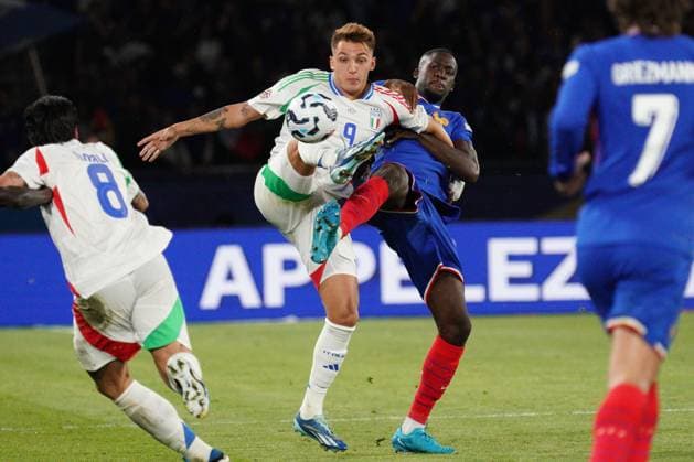 Mateo Retegui of Italy and Ibrahima Konate of France France v Italy, UEFA Nations League, League A, Group 2, Football, Stade de France, Paris, France, UK, 06 Sep 2024 EDITORIAL USE ONLY No use with unauthorised audio, video, data, fixture lists, club league logos or live services. Online in-match use limited to 120 images, no video emulation. No use in betting, games or single club league player publications.  Copyright: xDavexWinter Shutterstockx 14700274bd