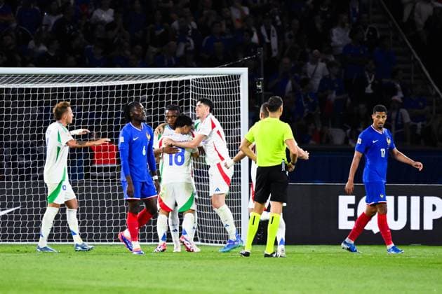Raspadori ( 18 - Italy ) celebrates with teammates during the Nations League match between France and Italy at Parc des Princes on September 06, 2024 in Paris, France. ( Photo by federico pestellini panoramic ) - FOOTBALL : France vs Italie - Ligue des Nations - 06 09 2024 FedericoPestellini Panoramic 