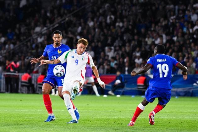 Retegui ( 9 - Italy ) , William Saliba ( 17 - France ) and Youssouf Fofana ( 19 - France ) during the Nations League match between France and Italy at Parc des Princes on September 06, 2024 in Paris, France. ( Photo by federico pestellini panoramic ) - FOOTBALL : France vs Italie - Ligue des Nations - 06 09 2024 FedericoPestellini Panoramic 