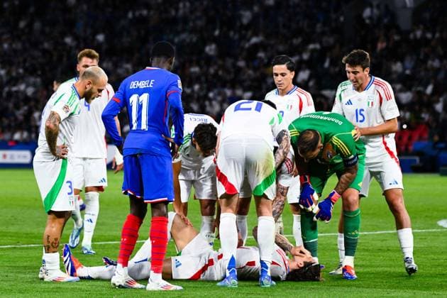 Calafiori ( 5 - Italy ) injured during the Nations League match between France and Italy at Parc des Princes on September 06, 2024 in Paris, France. ( Photo by federico pestellini panoramic ) - FOOTBALL : France vs Italie - Ligue des Nations - 06 09 2024 FedericoPestellini Panoramic 