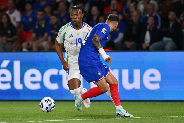 Destiny Udogie (ITA) and Jonathan Clauss (FRA) during the UEFA National League Matchday 1 match between France and Italy at the Parc des Princes Stadium on September 6, 2024 in Paris, France.  Copyright: xDomenicoxCippitelli IPAxSportx x xx IPA_49415174 IPA_Agency_IPA49415174