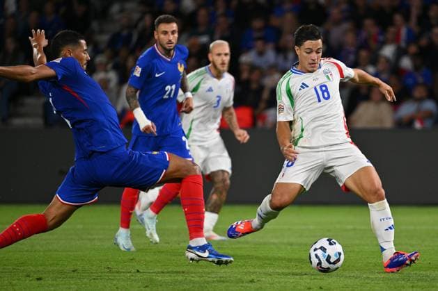 Paris: Giacomo Raspadori (ITA) is scoring the goal of 1-3 during the UEFA National League Matchday 1 match between France and Italy at the Parc des Princes Stadium on September 6, 2024 in Paris, France. - UEFA Nations League - France vs Italy  - ZUMAp169 20240906_zsa_p169_706 Copyright: xDomenicoxCippitelli IPAxSportx
