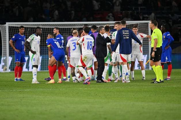 - UEFA Nations League - France vs Italy Italy players and France players during the UEFA National League Matchday 1 match between France and Italy at the Parc des Princes Stadium on September 6, 2024 in Paris, France. Paris France  Copyright: xIPAxSport ABACAx