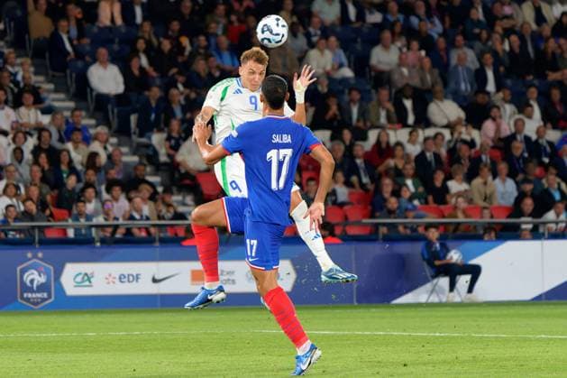 Mateo Retegui of Italy anf William Saliba of France during France vs Italy, Football UEFA Nations Leage match in Paris, France, September 06 2024  Copyright: xEmmanuelexMastrodonato IPAxSportx xx IPA_49415866 IPA_Agency_IPA49415866
