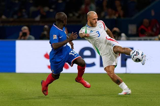 Paris: Federico Dimarco of Italy and N Golo Kante of France during France vs Italy, Football UEFA Nations Leage match in Paris, France, September 06 2024 - UEFA Nations League - France vs Italy  - ZUMAp169 20240906_zsa_p169_754 Copyright: xEmmanuelexMastrodonato IPAxSportx