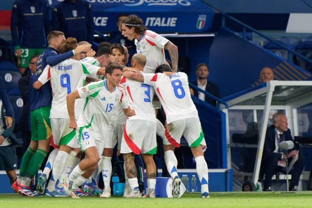Paris: Davide Frattesi of Italy celebrates after scoring a goal with teammates during France vs Italy, Football UEFA Nations Leage match in Paris, France, September 06 2024 - UEFA Nations League - France vs Italy  - ZUMAp169 20240906_zsa_p169_771 Copyright: xEmmanuelexMastrodonato IPAxSportx