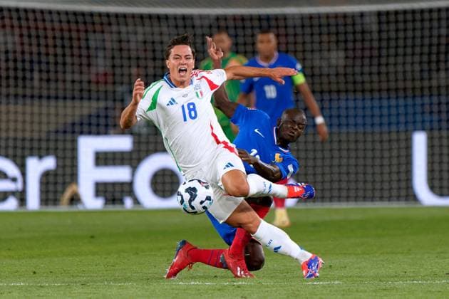 Paris: Giacomo Raspadori of Italy in action against N Golo Kante of France during France vs Italy, Football UEFA Nations Leage match in Paris, France, September 06 2024 - UEFA Nations League - France vs Italy  - ZUMAp169 20240906_zsa_p169_776 Copyright: xEmmanuelexMastrodonato IPAxSportx