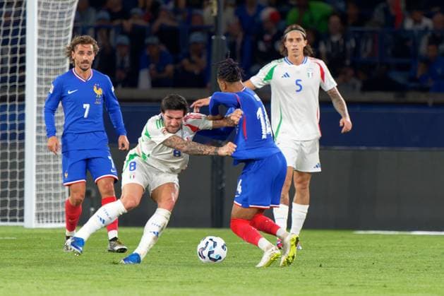 Paris: Sandro Tonali of Italy in action against Michael Olise of France during France vs Italy, Football UEFA Nations Leage match in Paris, France, September 06 2024 - UEFA Nations League - France vs Italy  - ZUMAp169 20240906_zsa_p169_780 Copyright: xEmmanuelexMastrodonato IPAxSportx