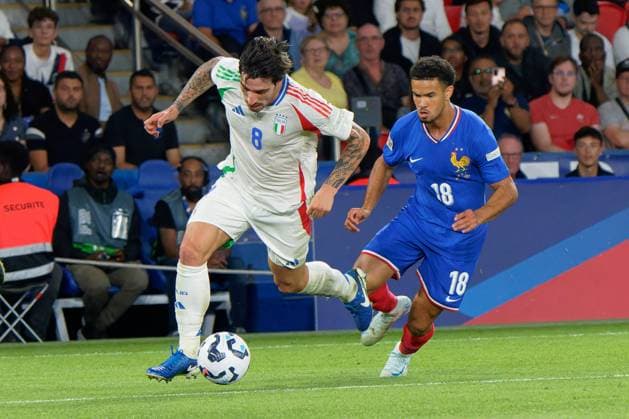 Paris: Sandro Tonali of Italy in action against Warren Zaire-Emery of France during France vs Italy, Football UEFA Nations Leage match in Paris, France, September 06 2024 - UEFA Nations League - France vs Italy  - ZUMAp169 20240906_zsa_p169_794 Copyright: xEmmanuelexMastrodonato IPAxSportx