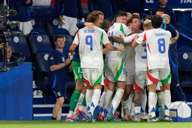 - UEFA Nations League - France vs Italy Davide Frattesi of Italy celebrates after scoring a goal with teammates during France vs Italy, Football UEFA Nations Leage match in Paris, France, September 06 2024 Paris France  Copyright: xIPAxSport ABACAx