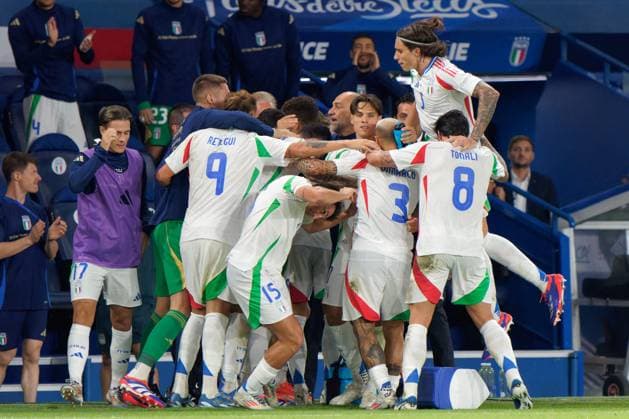 - UEFA Nations League - France vs Italy Davide Frattesi of Italy celebrates after scoring a goal with teammates during France vs Italy, Football UEFA Nations Leage match in Paris, France, September 06 2024 Paris France  Copyright: xIPAxSport ABACAx