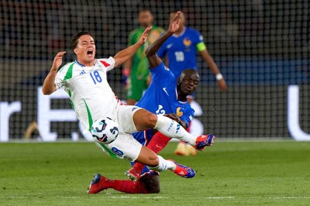 - UEFA Nations League - France vs Italy Giacomo Raspadori of Italy in action against N Golo Kante of France during France vs Italy, Football UEFA Nations Leage match in Paris, France, September 06 2024 Paris France  Copyright: xIPAxSport ABACAx
