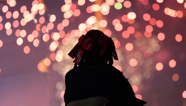 SEP 6, 2024: Kansas City Royals pitcher Carlos HernoÂ¡ndez (43) lifts his daughter up to see fireworks at Kauffman Stadium Kansas City, Missouri. CSM. Kansas City United States - ZUMAc04_ 20240906_zma_c04_036 Copyright: xJonxRobichaudx