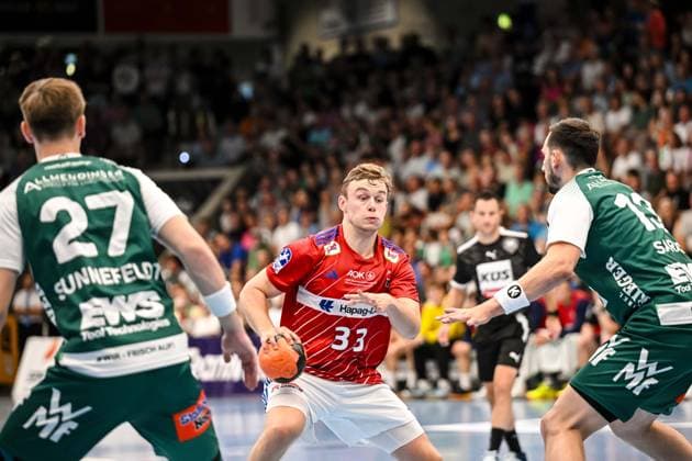 Goeppingen, Germany, 06 09 24 Oskar Sunnefeldt FRISCH AUF Göppingen , Moritz Sauter Handball Sport Verein Hamburg and Josip Sarac FRISCH AUF Göppingen in a duel during the Daikin Handball Bundesliga match between FRISCH AUF Goeppingen vs Handball Sport Verein Hamburg at EWS Arena on September 06, 2024 in Goeppingen, Germany Photo by Harry Langer DeFodi Images Goeppingen, Germany, 06 09 24 Oskar Sunnefeldt FRISCH AUF Goeppingen , Moritz Sauter Handball Sport Verein Hamburg and Josip Sarac FRISCH AUF Goeppingen battle for the ball during the Daikin Handball Bundesliga match between FRISCH AUF Goeppingen vs Handball Sport Verein Hamburg at EWS Arena on September 6, 2024 in Goeppingen, Germany Photo by Harry Langer DeFodi Images Photo by Harry Langer DeFodi Images Defodi 541 FAGHSV240906 114 Defodi-541