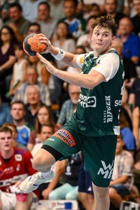 Goeppingen, Germany, 06 09 24 Oskar Sunnefeldt FRISCH AUF Göppingen in action, on the ball, single action during the Daikin Handball Bundesliga match between FRISCH AUF Goeppingen vs Handball Sport Verein Hamburg at EWS Arena on September 06, 2024 in Goeppingen, Germany Photo by Harry Langer DeFodi Images Goeppingen, Germany, 06 09 24 Oskar Sunnefeldt FRISCH AUF Goeppingen controls the ball during the Daikin Handball Bundesliga match between FRISCH AUF Goeppingen vs Handball Sport Verein Hamburg at EWS Arena on September 6, 2024 in Goeppingen, Germany Photo by Harry Langer DeFodi Images Photo by Harry Langer DeFodi Images Defodi 541 FAGHSV240906 182 Defodi-541