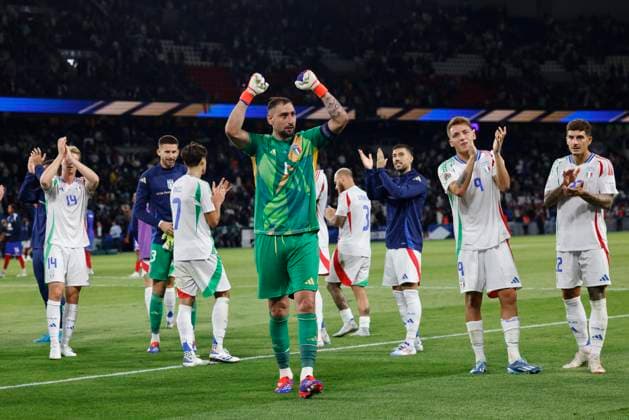 France v Italy - UEFA Nations League 2024 25 League A Group A2 Sebastien Muylaert MAXPPP - Paris 06 09 2024 Team of Italy react after winning during the UEFA Nations League 2024 25 League A Group A2 match between France and Italy at Parc des Princes in Paris, France. 06.09.2024 Paris France  Copyright: xMAXPPPxSébastienxMuylaertx LTG202409074701 LTG202409074701