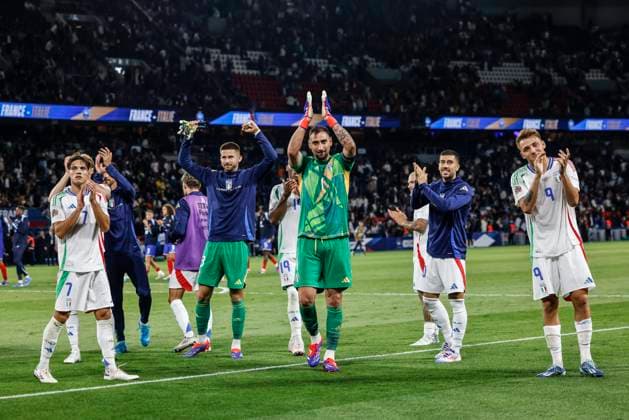 France v Italy - UEFA Nations League 2024 25 League A Group A2 Sebastien Muylaert MAXPPP - Paris 06 09 2024 Team of Italy react after winning during the UEFA Nations League 2024 25 League A Group A2 match between France and Italy at Parc des Princes in Paris, France. 06.09.2024 Paris France  Copyright: xMAXPPPxSébastienxMuylaertx LTG202409074702 LTG202409074702