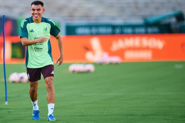 RECORD DATE NOT STATED Seleccion Mexicana 2024 Mexico Team Training Session Carlos Rodriguez during the Mexican national team, Nationalteam (Mexico) Training Session prior to the friendly preparation match against New Zealand, at Rose Bowl Stadium, on September 06, 2024, Pasadena, Los Angeles California, United States. PASADENA LOS ANGELES CALIFORNIA UNITED STATES  Copyright: xJONATHANxDUENASx 20240906203518_SNM_MEX_TRAIN_RODRIGUEZ57