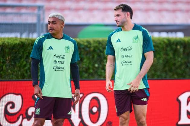 RECORD DATE NOT STATED Seleccion Mexicana 2024 Mexico Team Training Session Julian Araujo and Santiago Gimenez during the Mexican national team, Nationalteam (Mexico) Training Session prior to the friendly preparation match against New Zealand, at Rose Bowl Stadium, on September 06, 2024, Pasadena, Los Angeles California, United States. PASADENA LOS ANGELES CALIFORNIA UNITED STATES  Copyright: xJONATHANxDUENASx 20240906204257_SNM_MEX_TRAIN_GIMENEZ91