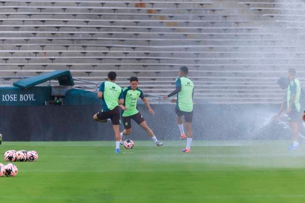 September 6, 2024, Pasadena, California, USA: Members of the national team, Nationalteam of Mexico during their practice as water is sprinkle prior to their MexTour international match, Länderspiel, Nationalmannschaft against New Zealand on Friday September 6, 2024 at the Rose Bowl Stadium in Los Angeles, California. JAVIER ROJAS PI Pasadena USA - ZUMAp124 20240906_zaa_p124_066 Copyright: xJavierxRojasx