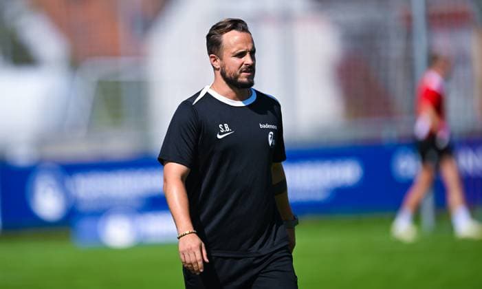 Connection Coach Sandrino Braun Schumacher SC Freiburg looks on, Womens Bundesliga, 1 FC Nuernberg vs SC Freiburg, Sportpark Valznerweiher on September 07, 2024 in Nuremberg, Germany Photo by Silas Schueller DeFodi Images Connection Coach Sandrino Braun Schumacher SC Freiburg looks on, Womens Bundesliga, 1 FC Nuernberg vs SC Freiburg, Sportpark Valznerweiher on September 7, 2024 in Nuremberg, Germany Photo by Silas Schueller DeFodi Images Defodi 121 121 FCNSCF 20240907 153 Defodi-121