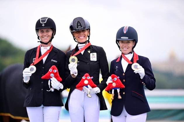 Bilder des Jahres 2024, Sport 09 September Sport Themen der Woche KW36 Sport Bilder des Tages German silver medallist Regine Mispelkamp, Belgian gold medallist Michele George and British bronze medallist British Sophie Wells celebrate at the podium ceremony of the Dressage Grade V, Grand Prix Freestyle Test equestrian event, on day 11 of the 2024 Summer Paralympic Games in Paris, France on Saturday 07 September 2024. The 17th Paralympics are taking place from 28 August to 8 September 2024 in Paris. LAURIExDIEFFEMBACQ  x100141257x