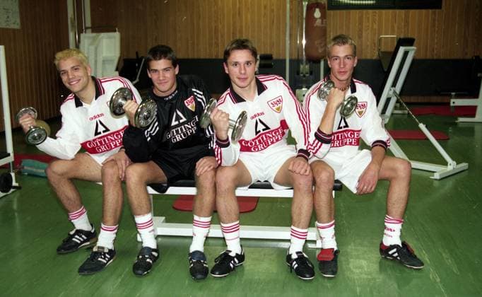 Archivbilder der Woche SPORT KW36 04.11.97 VfB Stuttgart Jugendspieler Deutschland, Stuttgart, 04.11.1997, Fussball, Bundesliga, VfB Stuttgart, Jugendspieler: v.l. Benjamin Adrion, Markus Breuning, Steffen Handschuh, Sebastian Hoeneß. *** 04 11 97 VfB Stuttgart youth players Germany, Stuttgart, 04 11 1997, Football, Bundesliga, VfB Stuttgart, youth players f l Benjamin Adrion, Markus Breuning, Steffen Handschuh, Sebastian Hoeneß