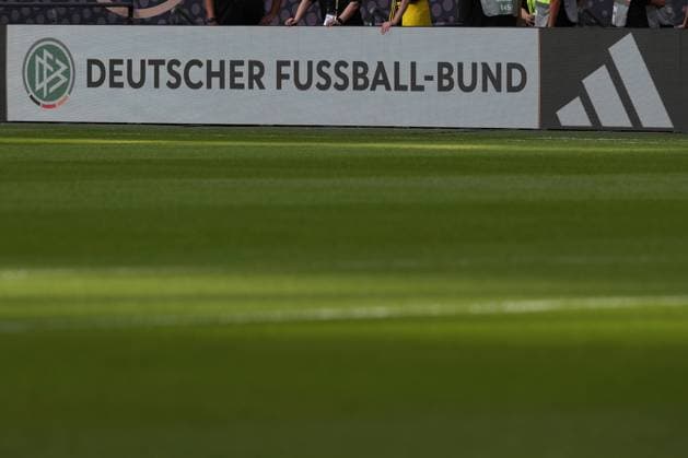 07 09 2024, Düsseldorf, UEFA Nations League, Germany Hungary, Merkur Spielarena, Division A, 2024 2025, Group 3 Feature before the start of the match Perimeter advertising German Football Association lettering next to the logo of sponsor Adidas Symbol image, close-up, detail photo DFB regulations prohibit any use of photographs as image sequences and or quasi video North Rhine-Westphalia Germany