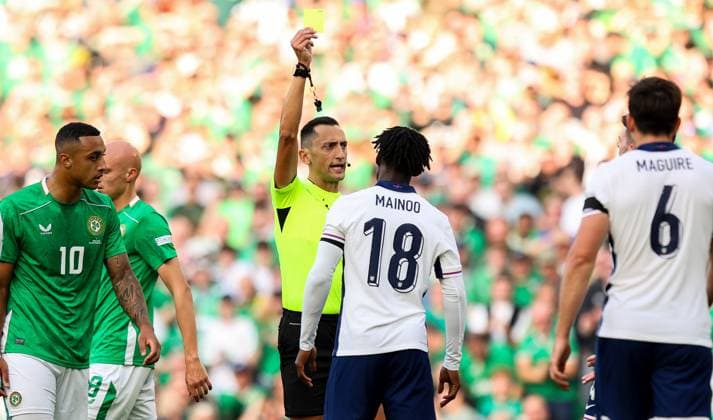 UEFA Nations League Group B2, Aviva Stadium, Dublin 7 9 2024 Republic of Ireland vs England Referee JosÃ JosÃ Maria Sanchez shows a yellow card to Kobbie Mainoo 7 9 2024  Copyright: x INPHO RyanxByrnex RB1_0455