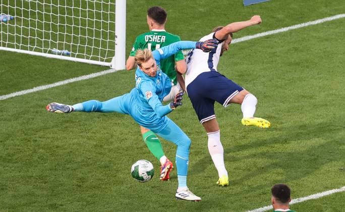 UEFA Nations League Group B2, Aviva Stadium, Dublin 7 9 2024 Republic of Ireland vs England Ireland s Caoimhin Kelleher makes a save despite Harry Kane of England Caoimhin Kelleher makes a save despite Harry Kane 7 9 2024  Copyright: x INPHO BryanxKeanex BI7I8780