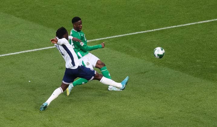 UEFA Nations League Group B2, Aviva Stadium, Dublin 7 9 2024 Republic of Ireland vs England Ireland s Chiedozie Ogbene and Kobbie Mainoo of England Chiedozie Ogbene and Kobbie Mainoo 7 9 2024  Copyright: x INPHO BryanxKeanex BI7I8937