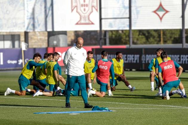 Roberto Martinez head of Portuguese team looks on during the training session of the Portuguese national team, Nationalteam at the Cidade do Futebol (City of Football) on September 07, 2024 in Lisbon, Portugal. Training session of the Portuguese National Team at the Cidade do Futebol (Valter Gouveia SPP)  Copyright: xValterxGouveia SPPx spp-en-VaGo-_GO_3892