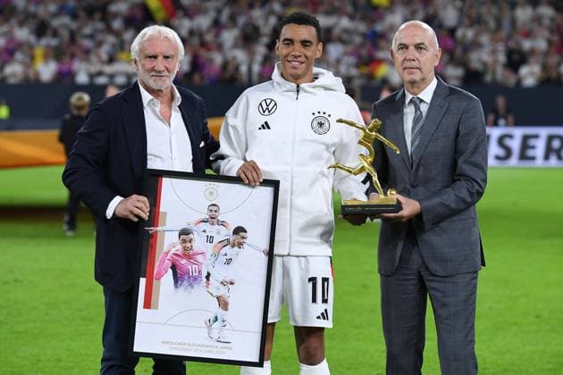 Sport Themen der Woche KW36 Sport Bilder des Tages Fußball UEFA Nations League Deutschland - Ungarn am 07.09.2024 in der Merkur Spiel-Arena in Düsseldorf Rudi Völler ( Direktor Nationalmannschaften Deutschland ), links - Jamal Musiala ( Deutschland ), mitte - Bernd Neuendorf ( DFB-Präsident ), rechts DFB regulations prohibit any use of photographs as image sequences and or quasi-video. *** Soccer UEFA Nations League Germany Hungary on 07 09 2024 at Merkur Spiel Arena in Düsseldorf Rudi Völler Director National Teams Germany , left Jamal Musiala Germany , center Bernd Neuendorf DFB President , right DFB regulations prohibit any use of photographs as image sequences and or quasi video xRx