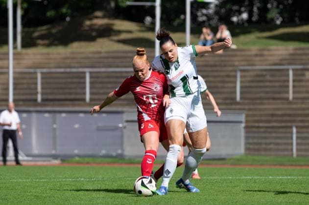 Laura Vogt (8 Koeln) and Flaka Aslanaj (9 Moenchengladbach) battle for the ball during the DFB-Pokal game between Borussia Moenchengladbach and 1. FC Koeln at the Grenzlandstadion in Moenchengladbach, Germany (Martin Pitsch SPP) Copyright: xMartinxPitsch SPPx spp-en-MaPi-20240908_NIKON Z 6_20240908_BMGvKOE-002